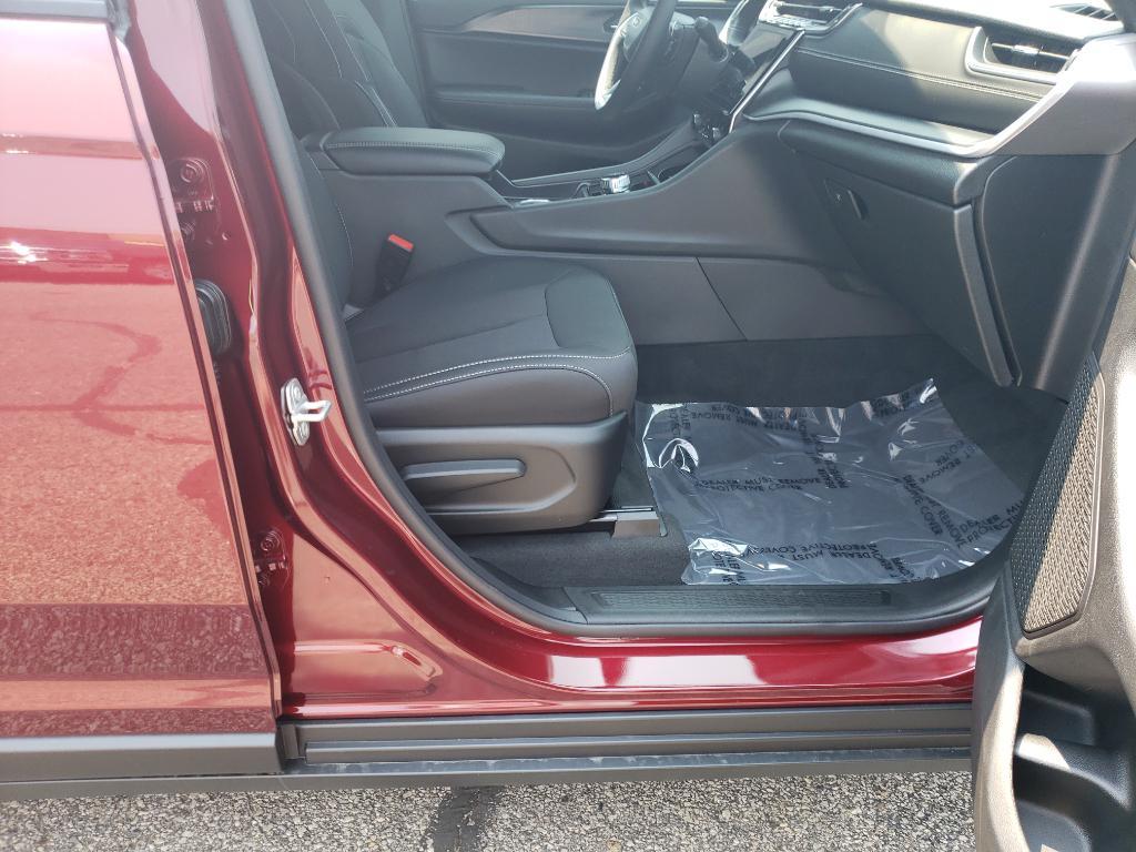 new 2025 Jeep Grand Cherokee car, priced at $38,165
