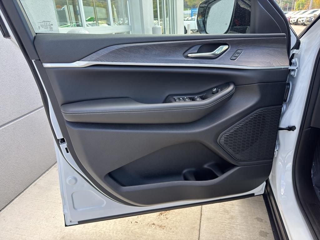 new 2025 Jeep Grand Cherokee car, priced at $48,890