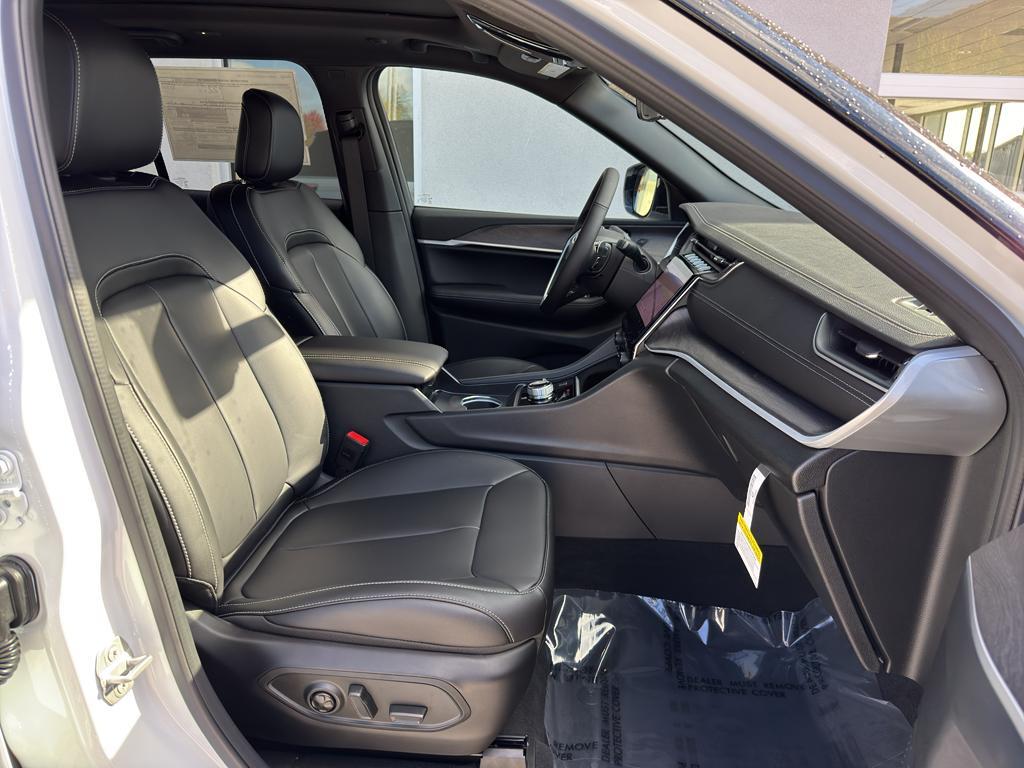 new 2025 Jeep Grand Cherokee car, priced at $48,890