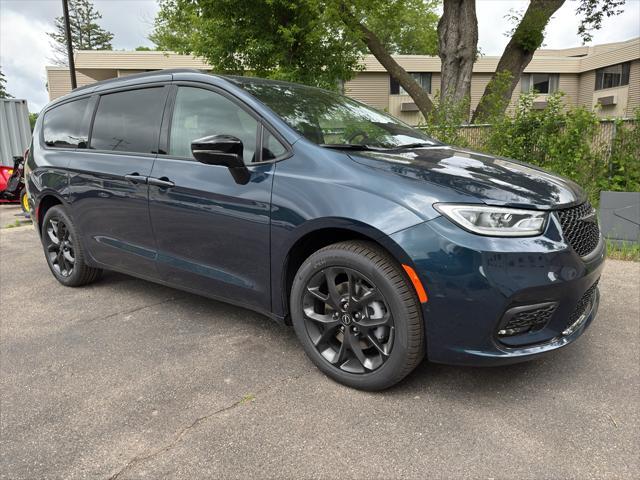 new 2025 Chrysler Pacifica car, priced at $51,244