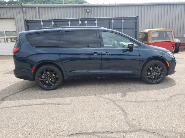 new 2025 Chrysler Pacifica car, priced at $51,244