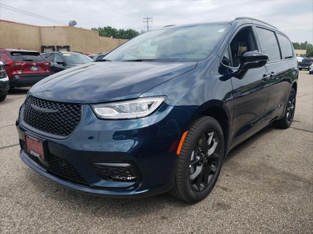 new 2025 Chrysler Pacifica car, priced at $51,244