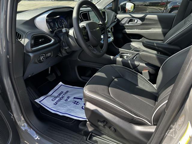 new 2025 Chrysler Pacifica car, priced at $47,520