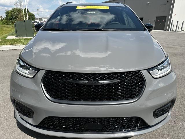 new 2025 Chrysler Pacifica car, priced at $47,520