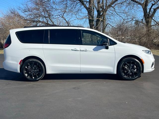 new 2024 Chrysler Pacifica car, priced at $51,568