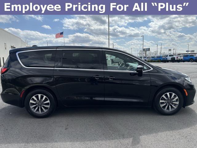 new 2025 Chrysler Pacifica Hybrid car, priced at $44,401