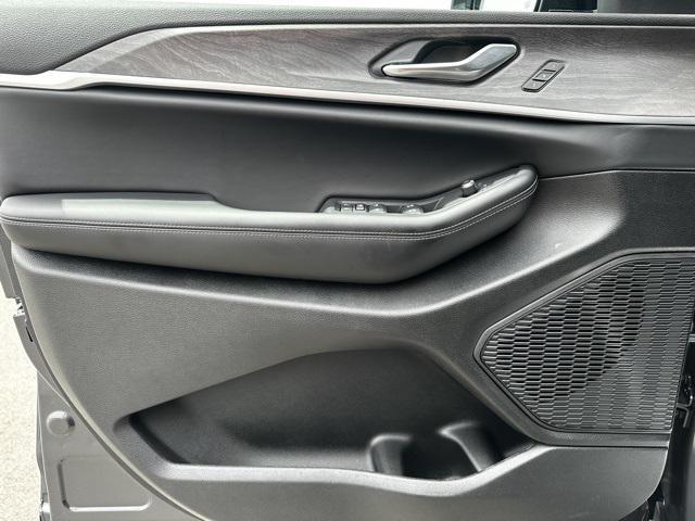 new 2025 Jeep Grand Cherokee car, priced at $48,273