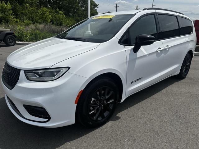 new 2025 Chrysler Pacifica car, priced at $46,565