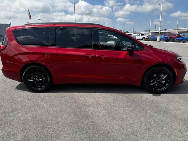 new 2025 Chrysler Pacifica car, priced at $47,364