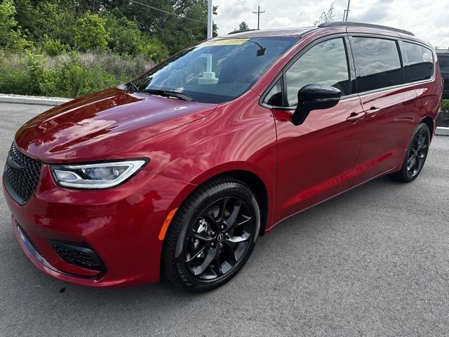 new 2025 Chrysler Pacifica car, priced at $47,364