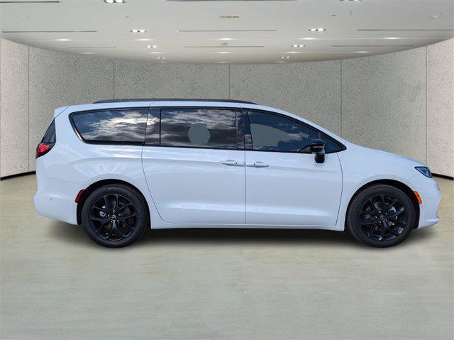 new 2025 Chrysler Pacifica car, priced at $45,892