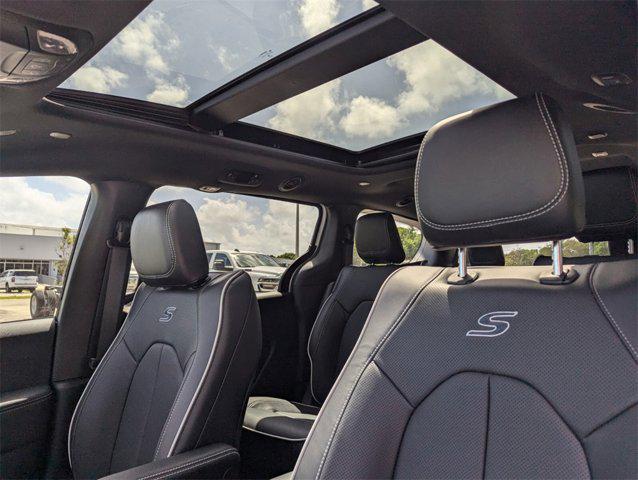 new 2025 Chrysler Pacifica Hybrid car, priced at $51,378