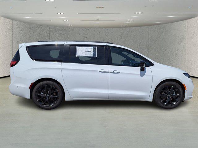 new 2025 Chrysler Pacifica car, priced at $45,892