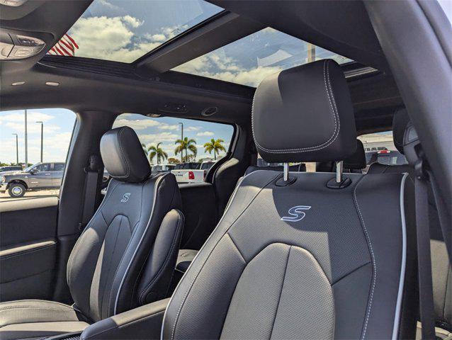 new 2025 Chrysler Pacifica Hybrid car, priced at $50,623