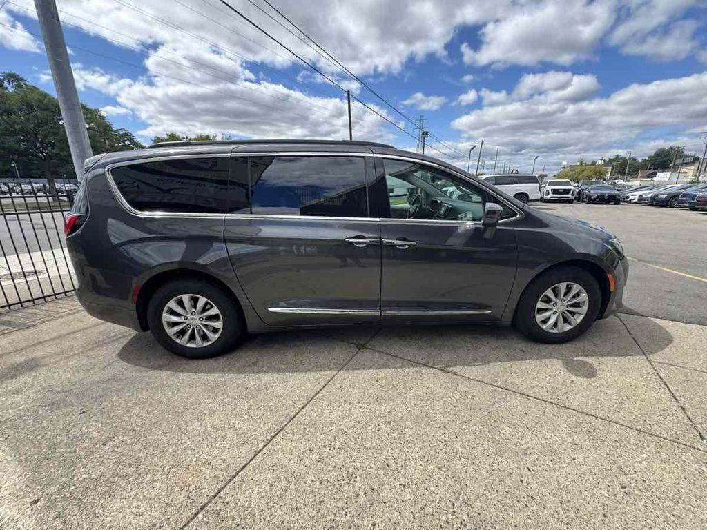 used 2017 Chrysler Pacifica car