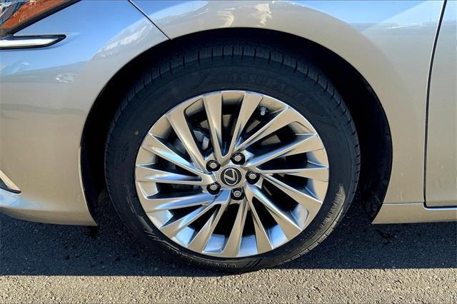 used 2019 Lexus ES 300h car, priced at $27,000