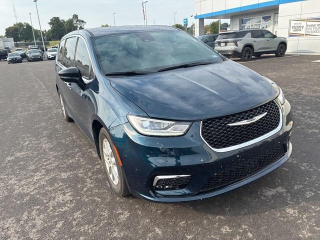 used 2025 Chrysler Pacifica car, priced at $34,500