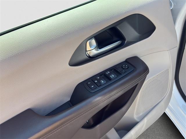 used 2021 Chrysler Pacifica Hybrid car, priced at $18,940