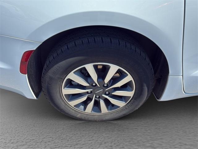 used 2021 Chrysler Pacifica Hybrid car, priced at $18,940