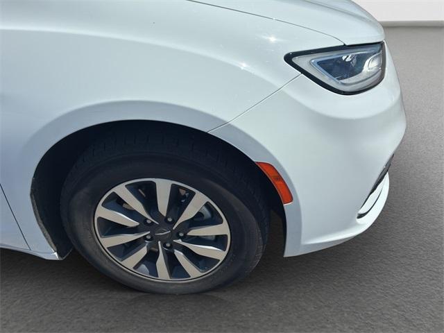 used 2021 Chrysler Pacifica Hybrid car, priced at $18,940