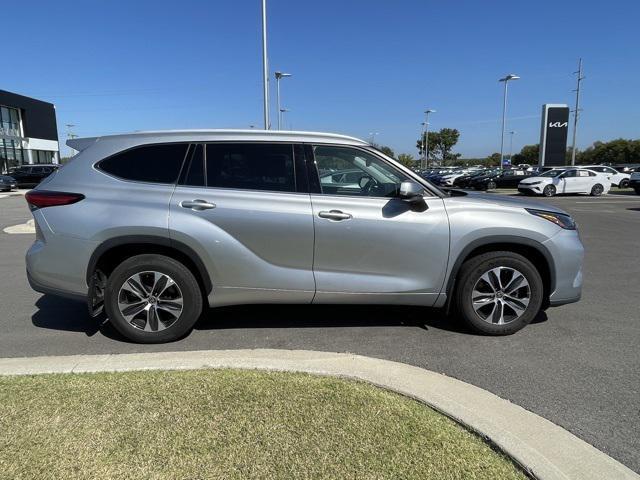 used 2022 Toyota Highlander car, priced at $34,500