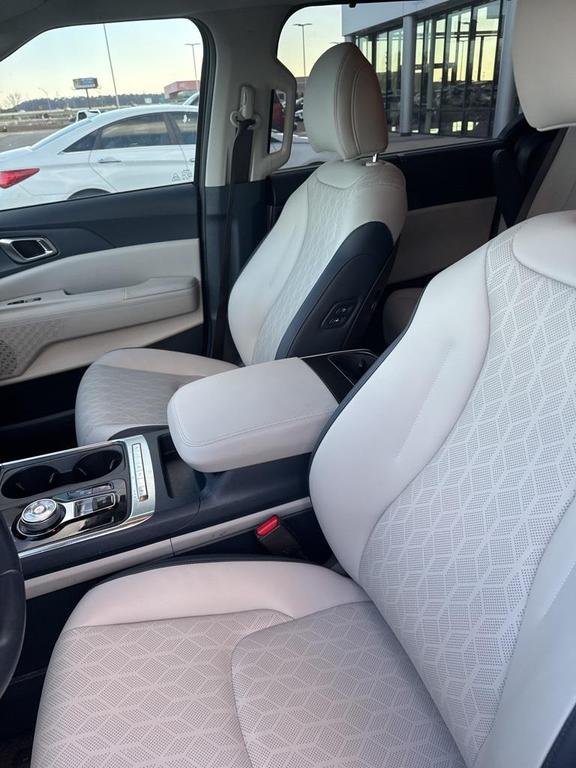 used 2025 Kia Carnival Hybrid car, priced at $39,071