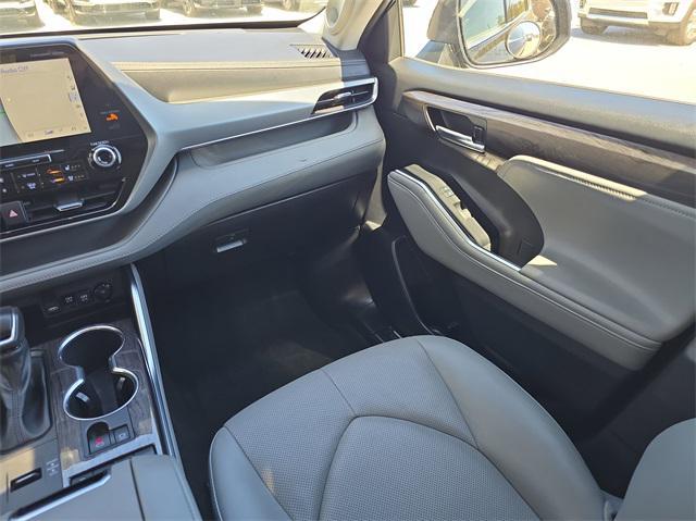 used 2021 Toyota Highlander Hybrid car, priced at $32,885