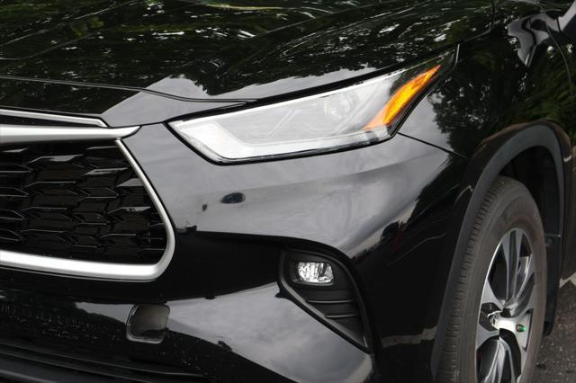 used 2022 Toyota Highlander car, priced at $37,084