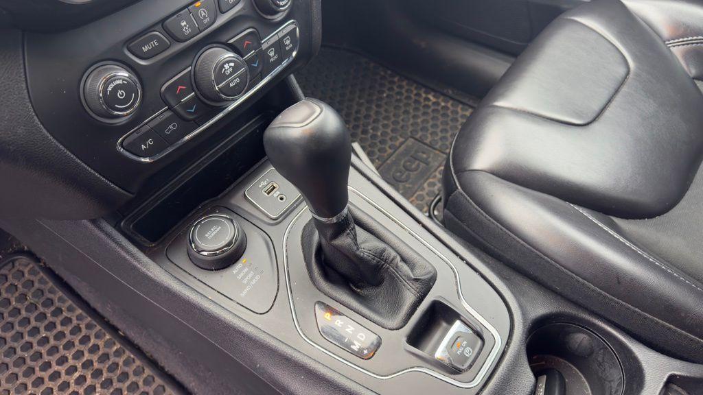 used 2019 Jeep Cherokee car