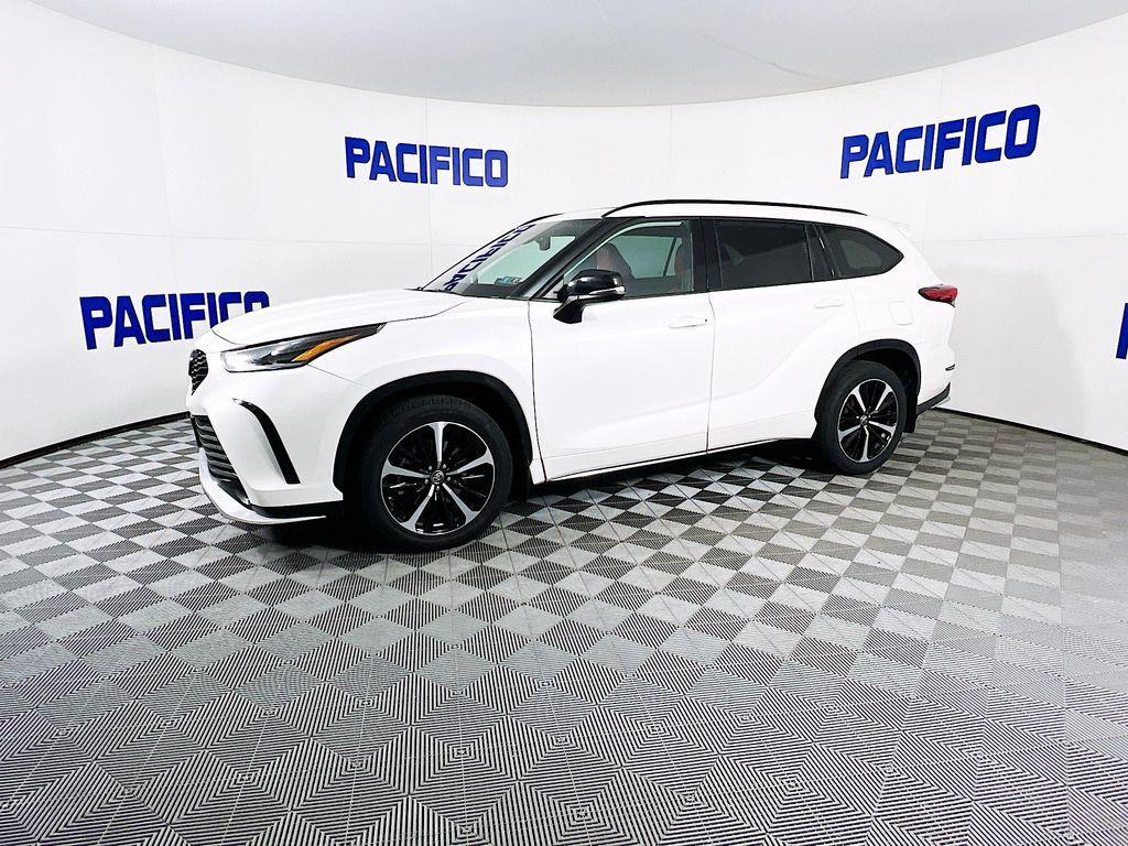 used 2021 Toyota Highlander car, priced at $32,299