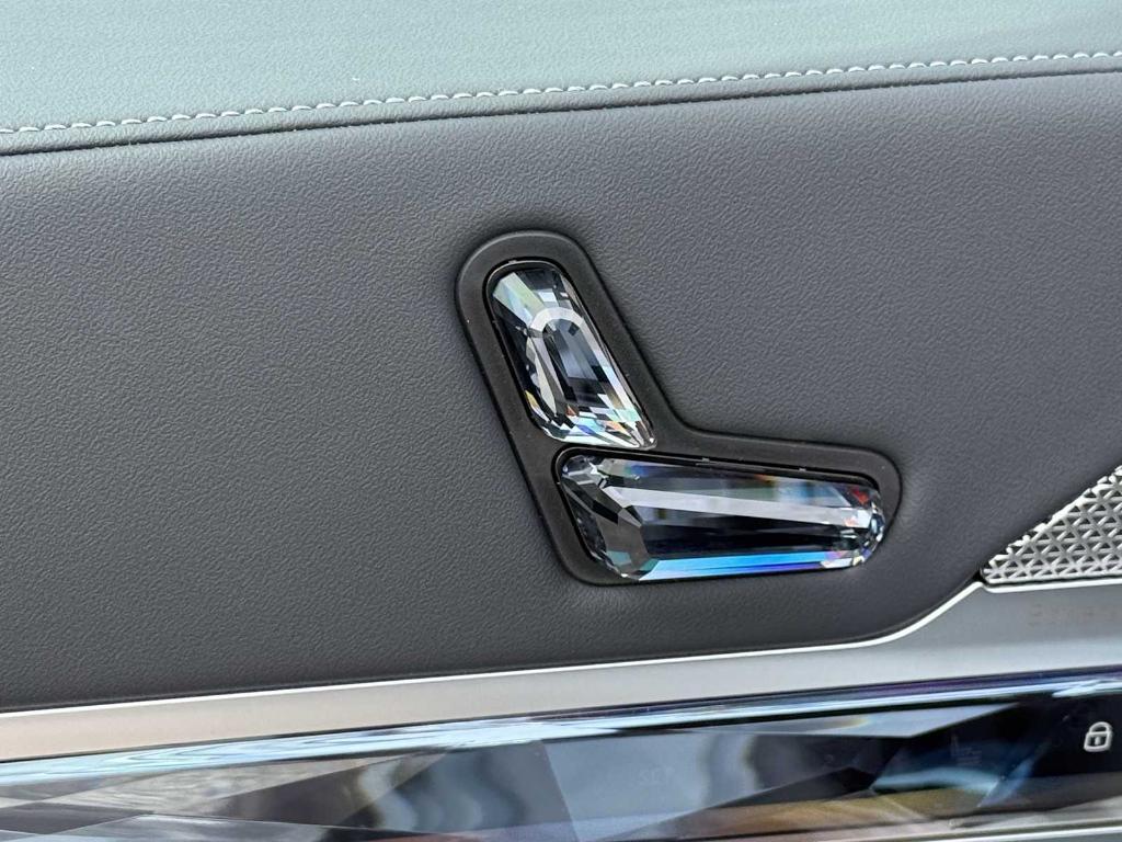 new 2025 BMW 760 car, priced at $129,400