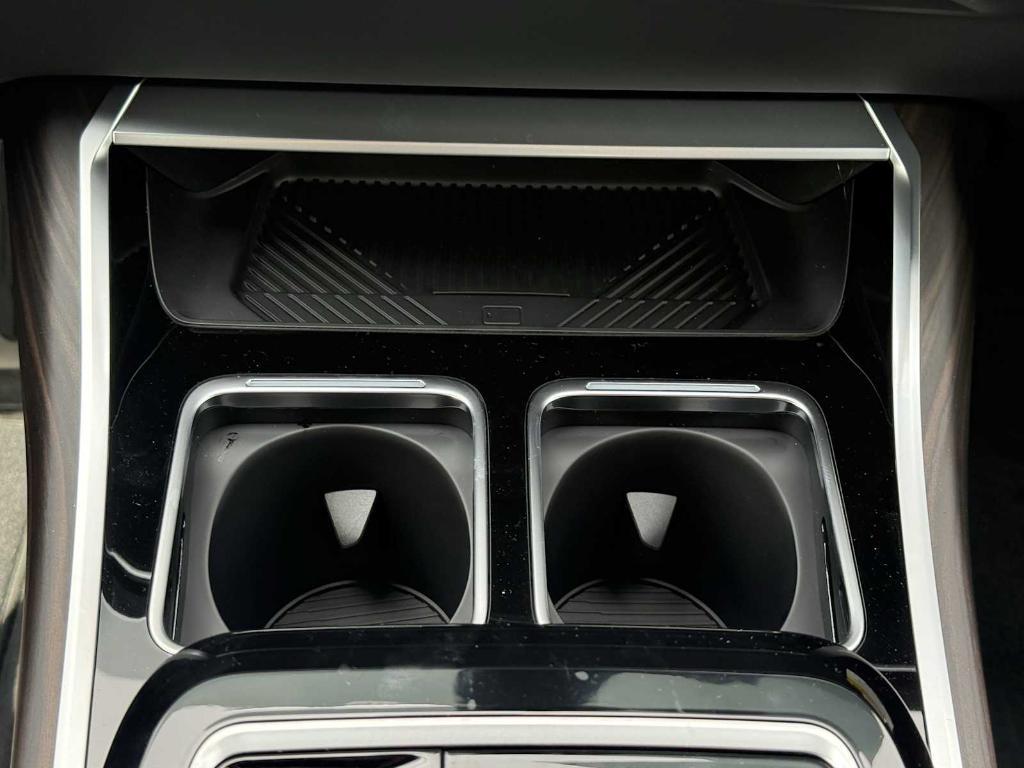 new 2025 BMW 760 car, priced at $129,400