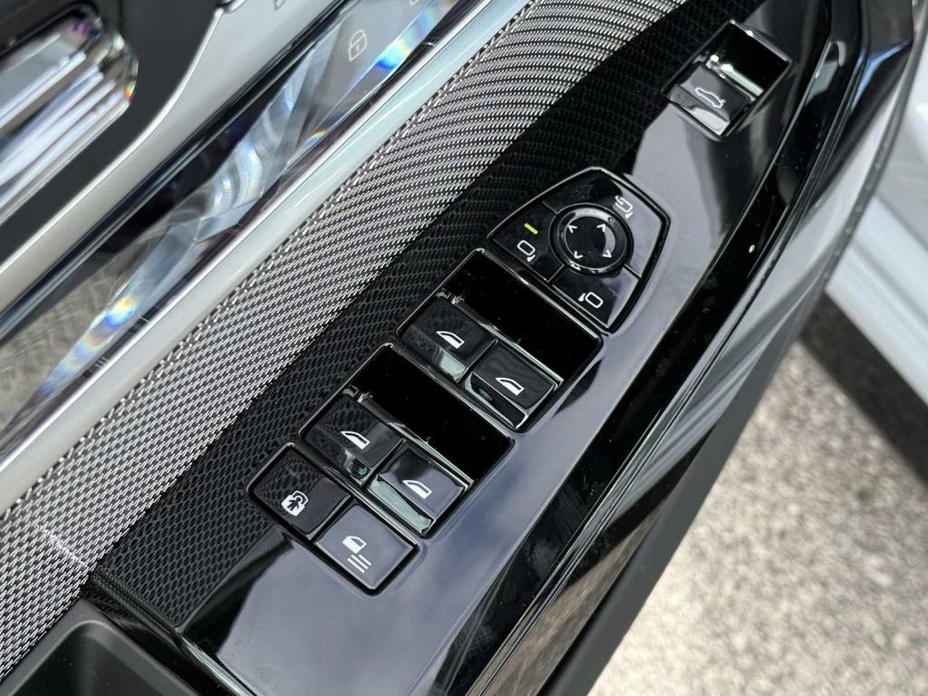 new 2025 BMW 760 car, priced at $129,400