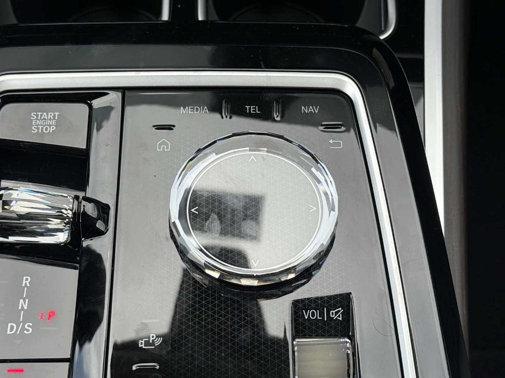 new 2025 BMW 760 car, priced at $129,400