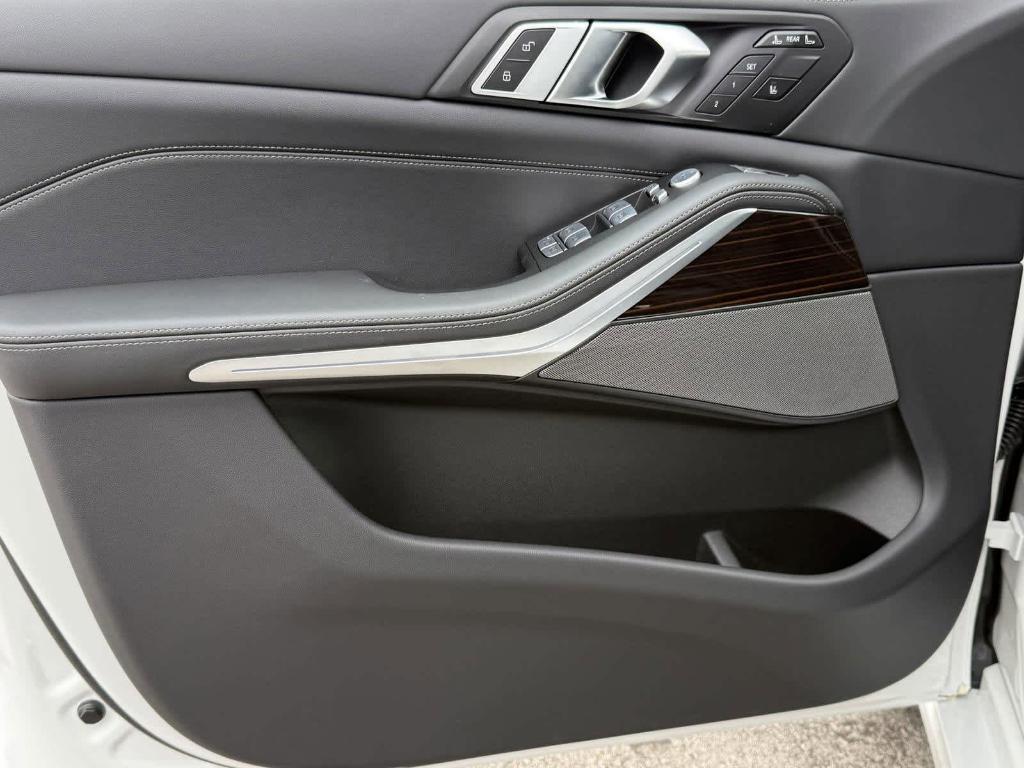 new 2025 BMW X7 car, priced at $93,100
