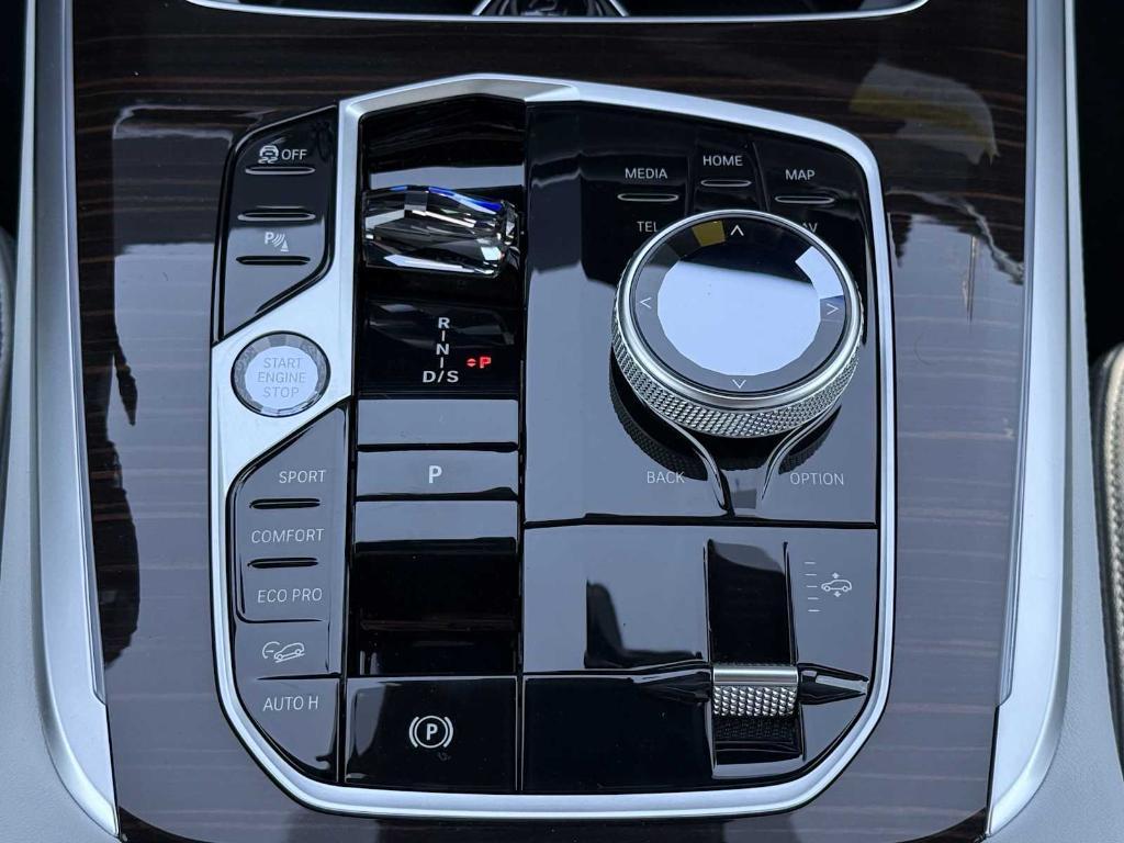 new 2025 BMW X7 car