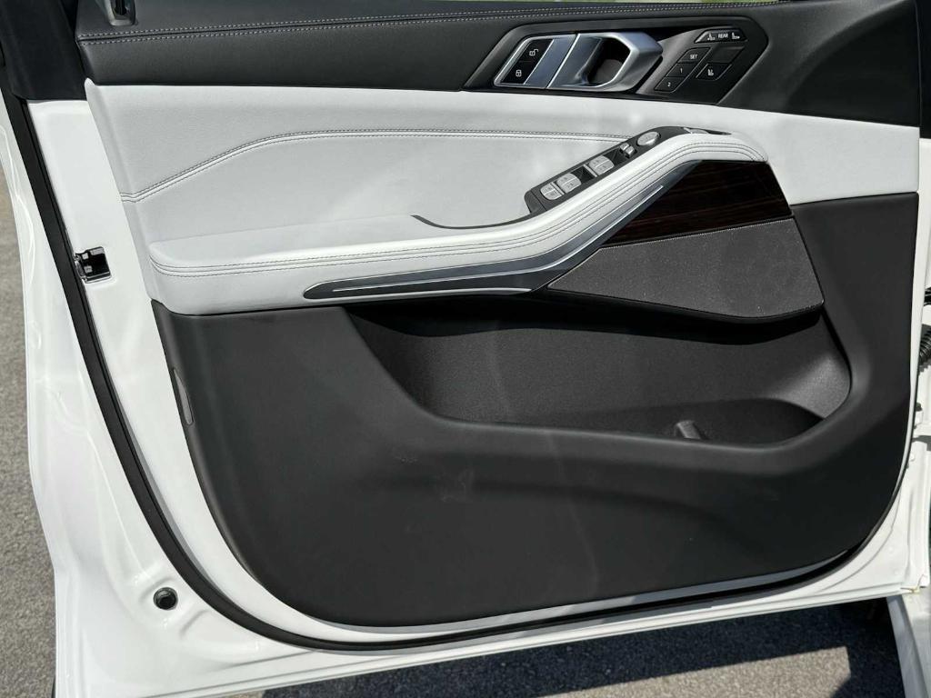 new 2025 BMW X7 car