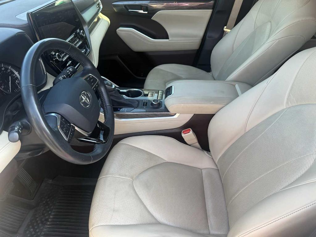 used 2020 Toyota Highlander car, priced at $30,995