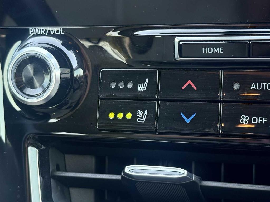 used 2020 Toyota Highlander car, priced at $30,995