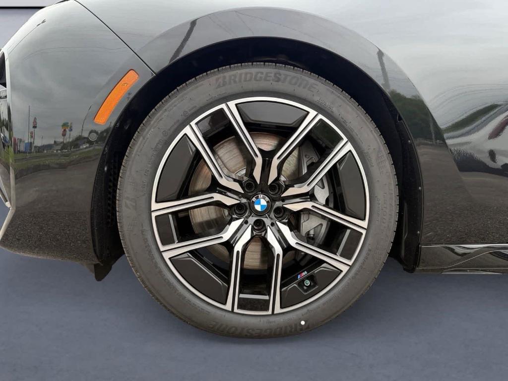 new 2025 BMW 760 car, priced at $133,485
