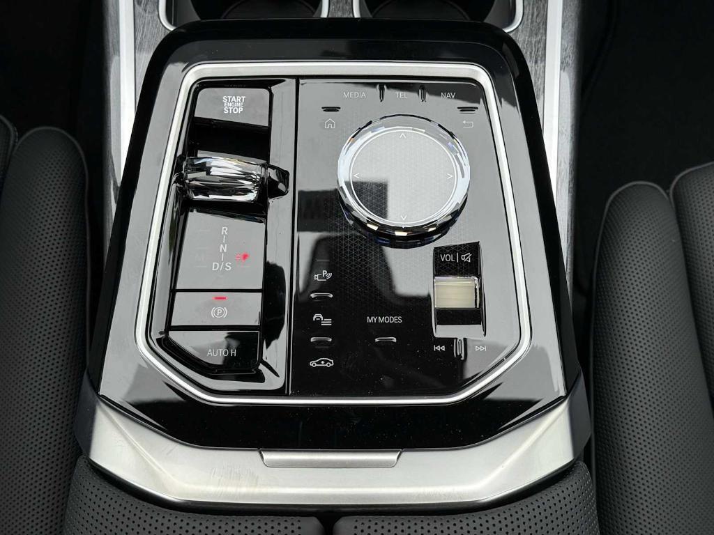 new 2025 BMW 760 car, priced at $133,485
