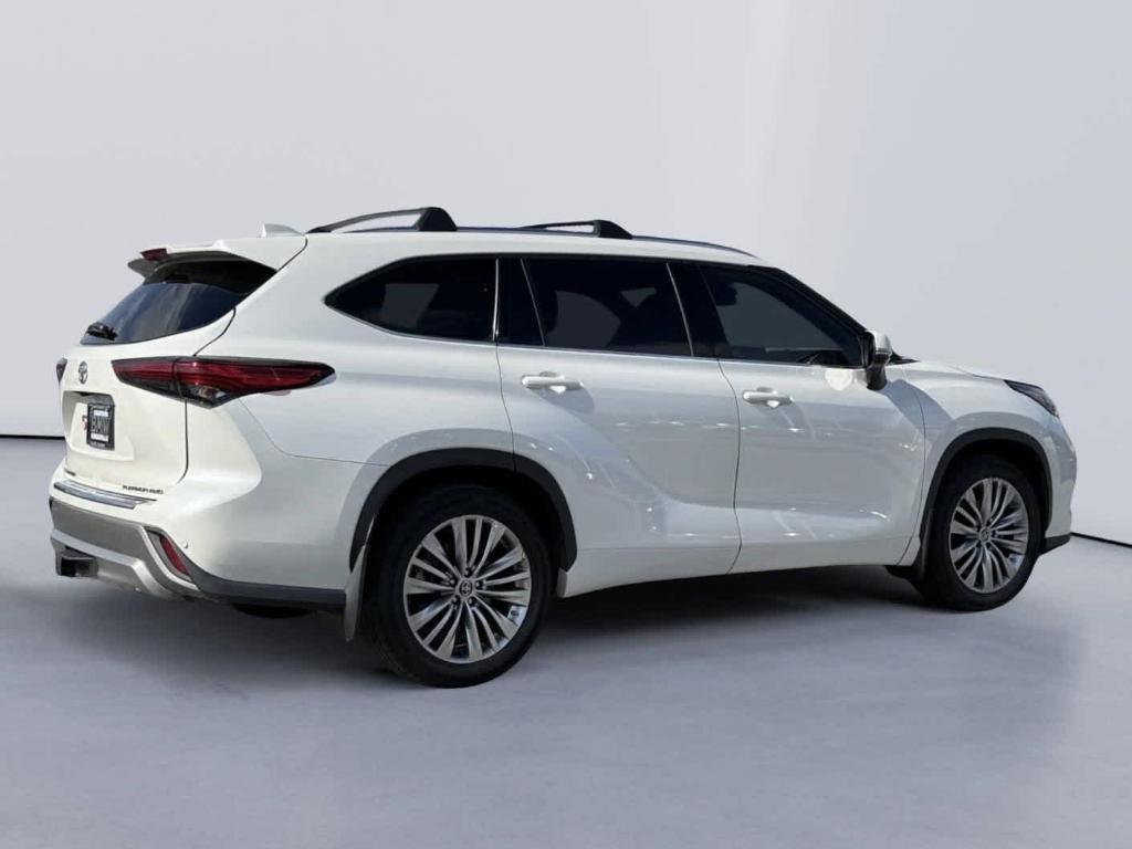 used 2021 Toyota Highlander car, priced at $35,732