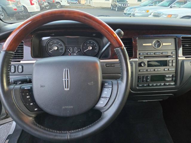 used 2008 Lincoln Town Car car, priced at $7,998