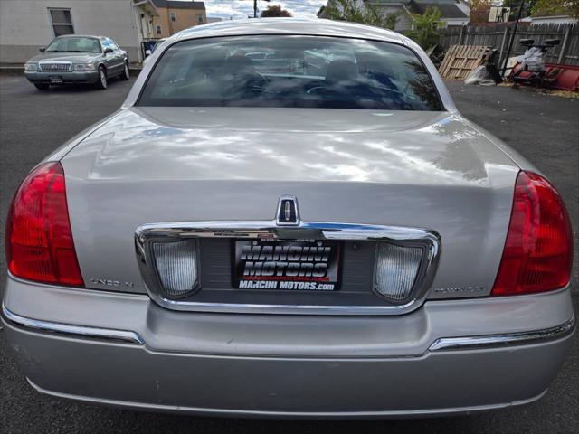 used 2008 Lincoln Town Car car, priced at $7,998