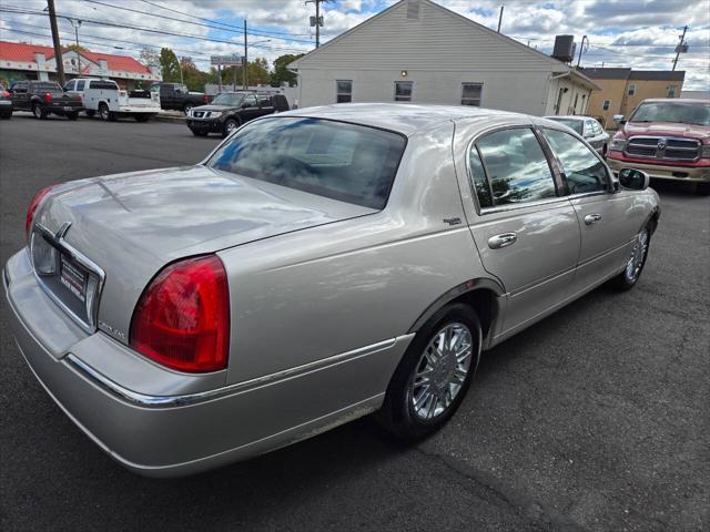 used 2008 Lincoln Town Car car, priced at $7,998