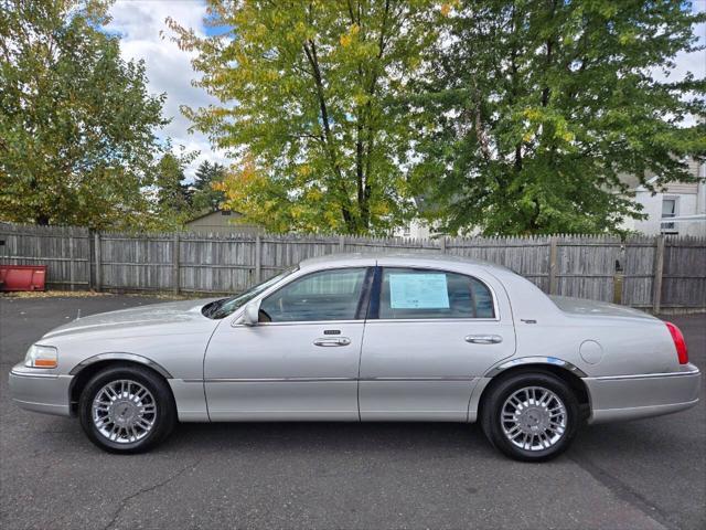 used 2008 Lincoln Town Car car, priced at $7,998