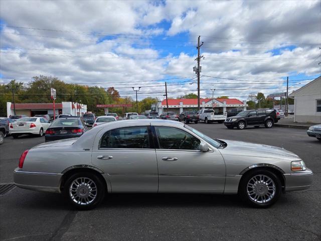 used 2008 Lincoln Town Car car, priced at $7,998