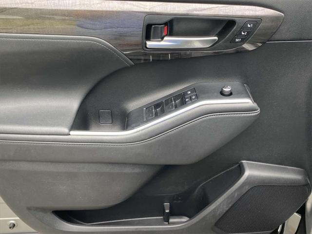 used 2021 Toyota Highlander car, priced at $33,313