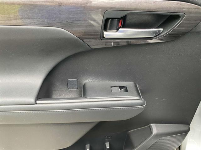 used 2021 Toyota Highlander car, priced at $33,313