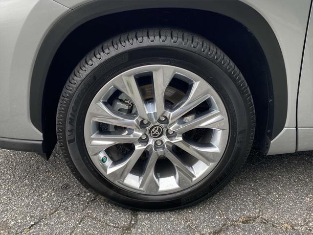used 2021 Toyota Highlander car, priced at $33,313